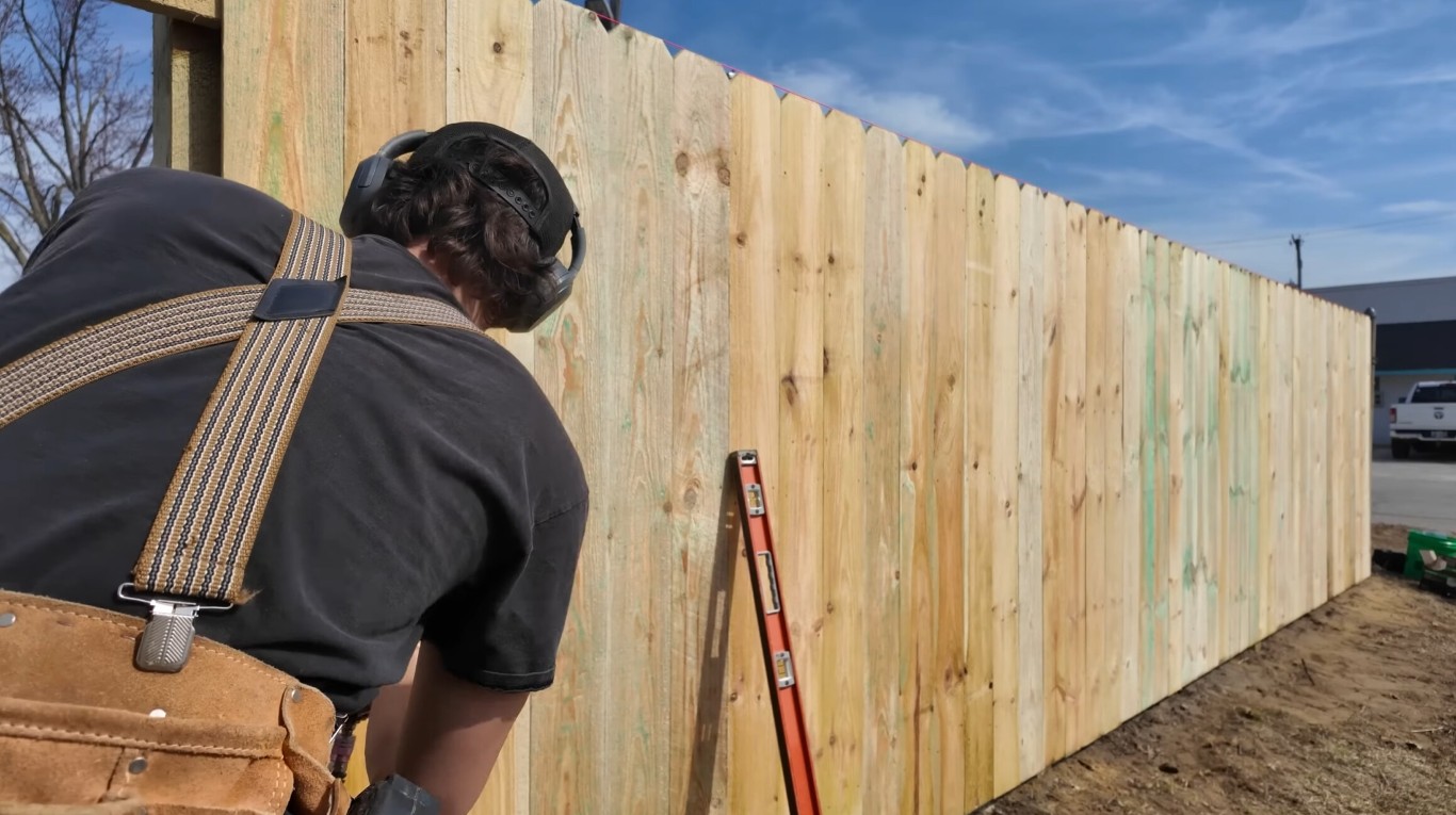 Professional fence contractor installing fence in Hobbs, NM